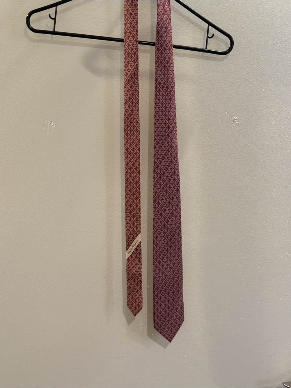 Salvatore Ferragamo Red Gancini Pattern Silk Men’s Neck Tie Excellent Condition
